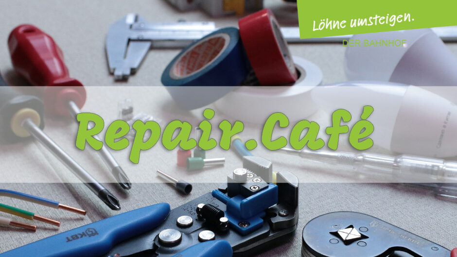 Schriftzug Repair.Café auf einem Hintergrund mit Werkzeug
