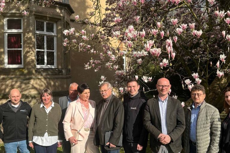 Gruppenbild mit Chrsitan Antl, einer Löhner Delegation, Vertretern der Partnerstadt Röbel und dem Vorstand des Vereins