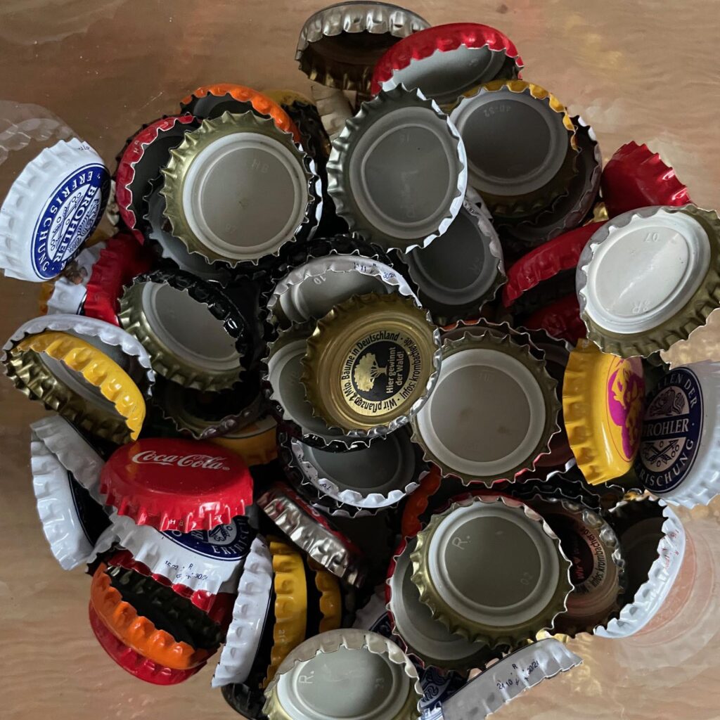 Kronkorken-Sammlung in einem Glas