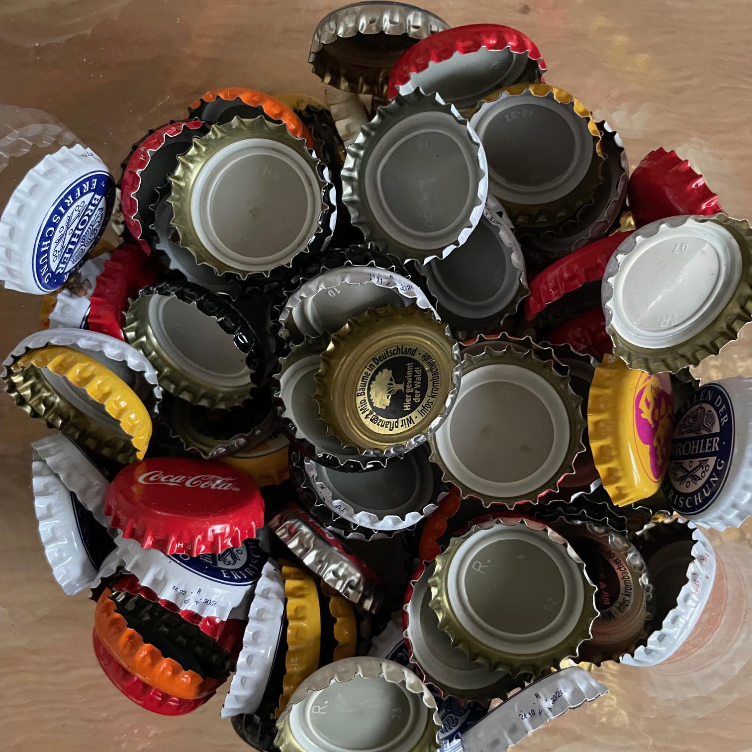 Kronkorken-Sammlung in einem Glas