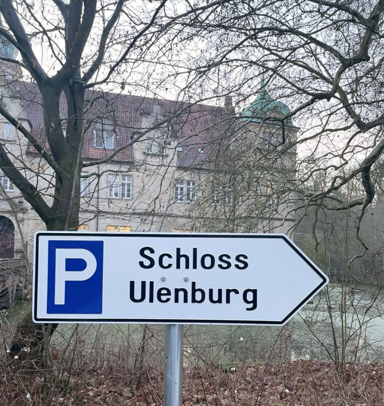 Parkplatz Schild am Schloss Ulenburg