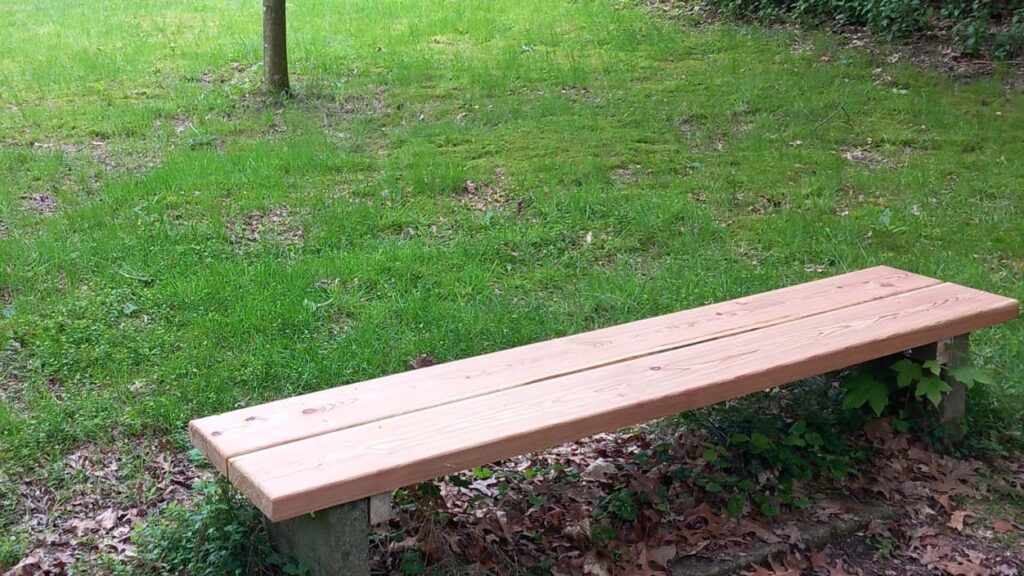 Sitzbank aus Lärchenholz im Ulenburger Schlosspark