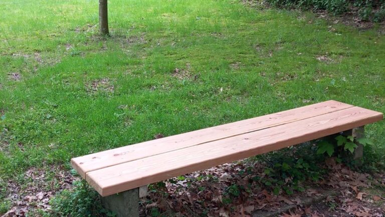 Sitzbank aus Lärchenholz im Ulenburger Schlosspark