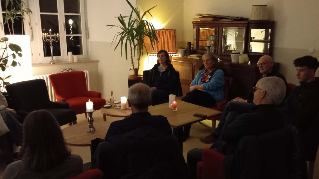 Gruppe von Interessierten beim Stammtisch