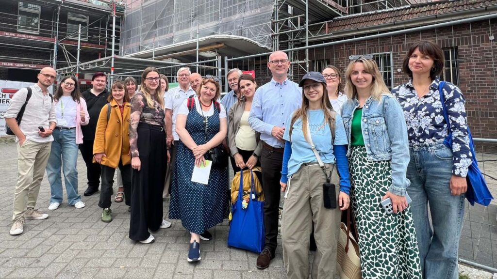 Studienreise_Gruppe vor dem Bahnhof in Löhne
