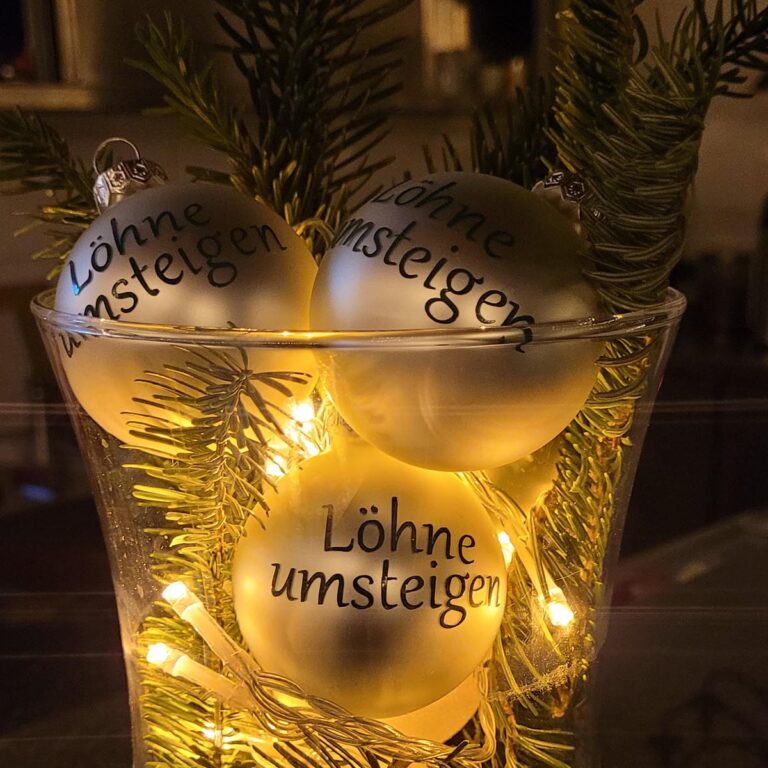 Weihnachtskugeln mit der Aufschrift "Löhne umsteigen"
