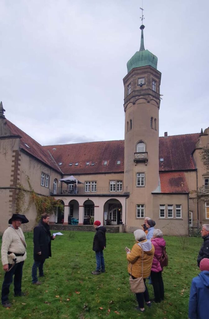 Führung einer Gruppe im Rosengarten der Ulenburg